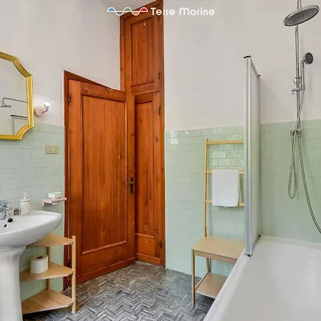 Firefly House, Terre Marine * Vernazza