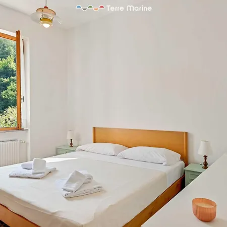 Firefly House, Terre Marine